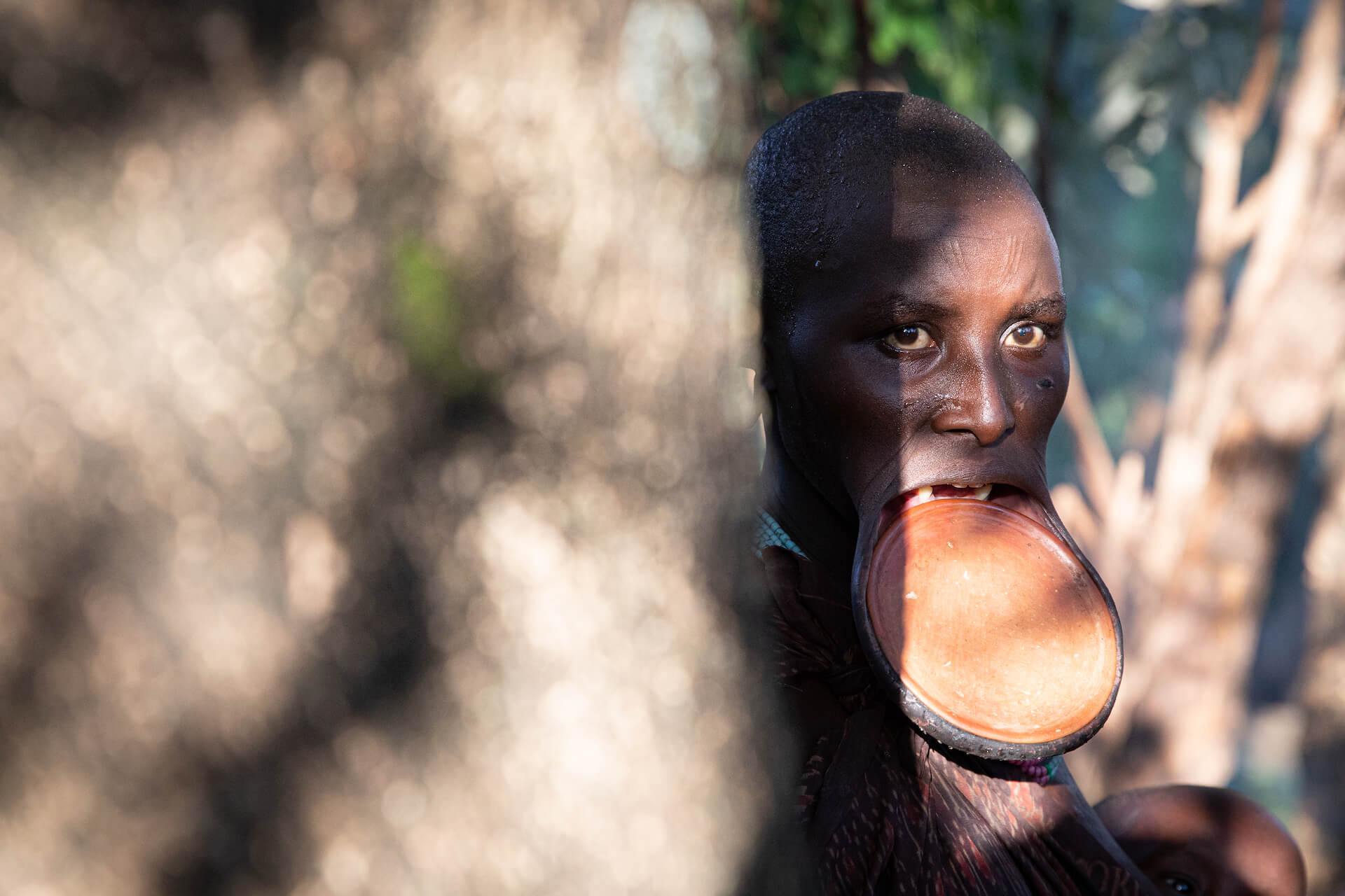 Žena kmene Suri s talířkem ve rtu - Etiopie | Planeta lidí | David Švejnoha