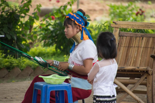 Padaungové - Ženy žirafích krků - Myanmar - Planeta lidí  | Lucie Brodecká