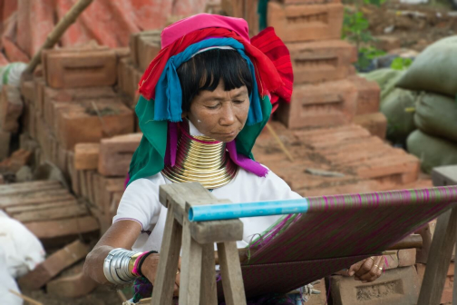 Padaungové - Ženy žirafích krků - Myanmar - Planeta lidí  | Lucie Brodecká